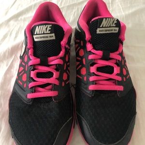 pink and black tennis shoes
